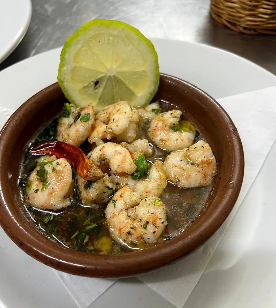 Gambas à l'ail et au piment dans un plat en terre cuite au restaurant OTRIK à Tanger