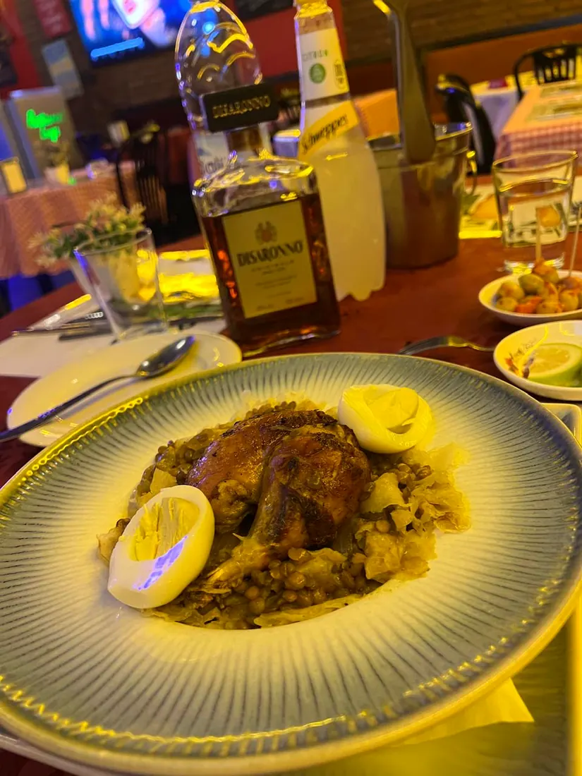 Plat de poulet aux œufs servi à table au restaurant OTRIK à Tanger